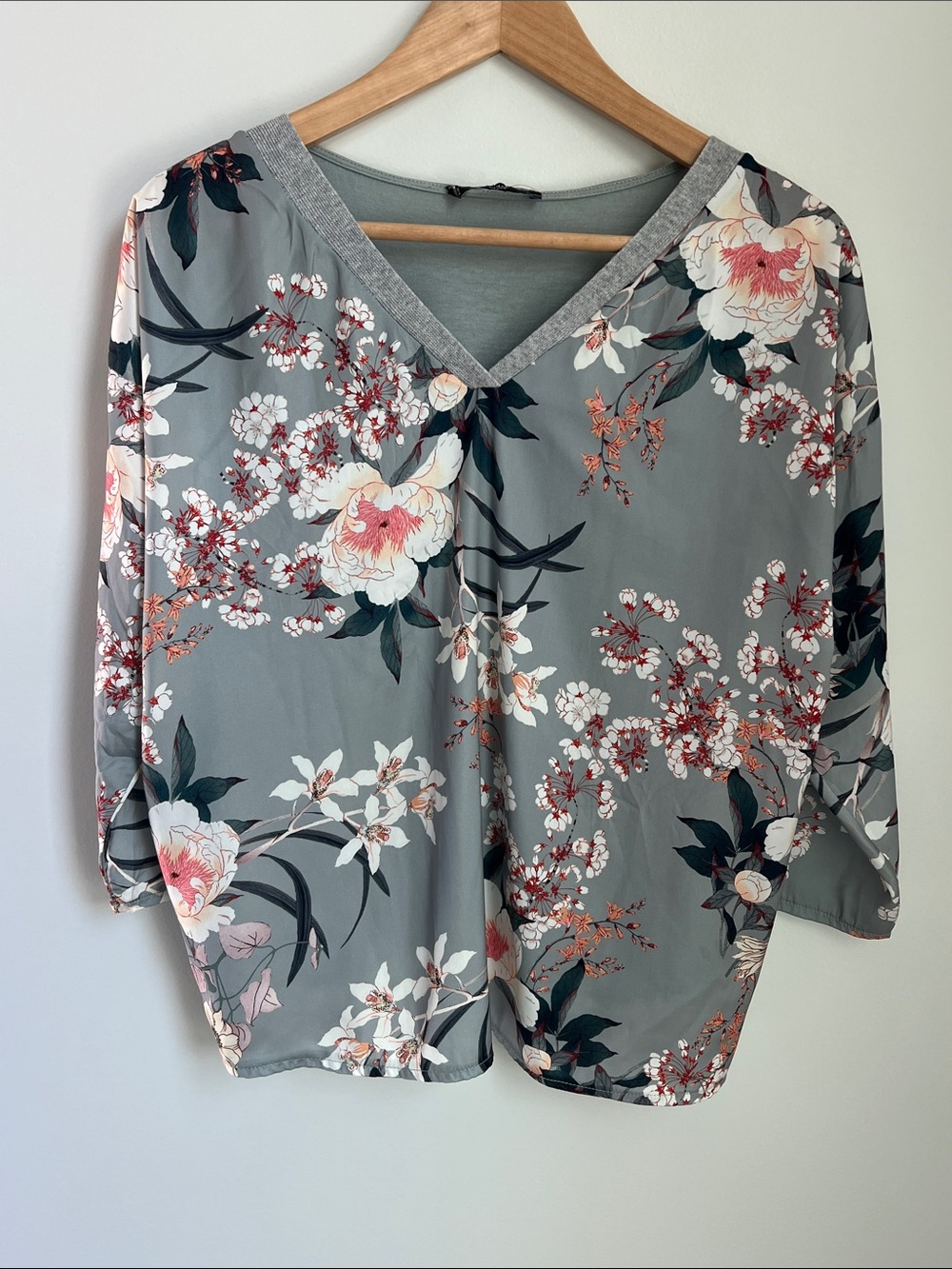 MNG BASICS | Floral V-Neck Blouse in Gray with Pink Accents Size USA XS